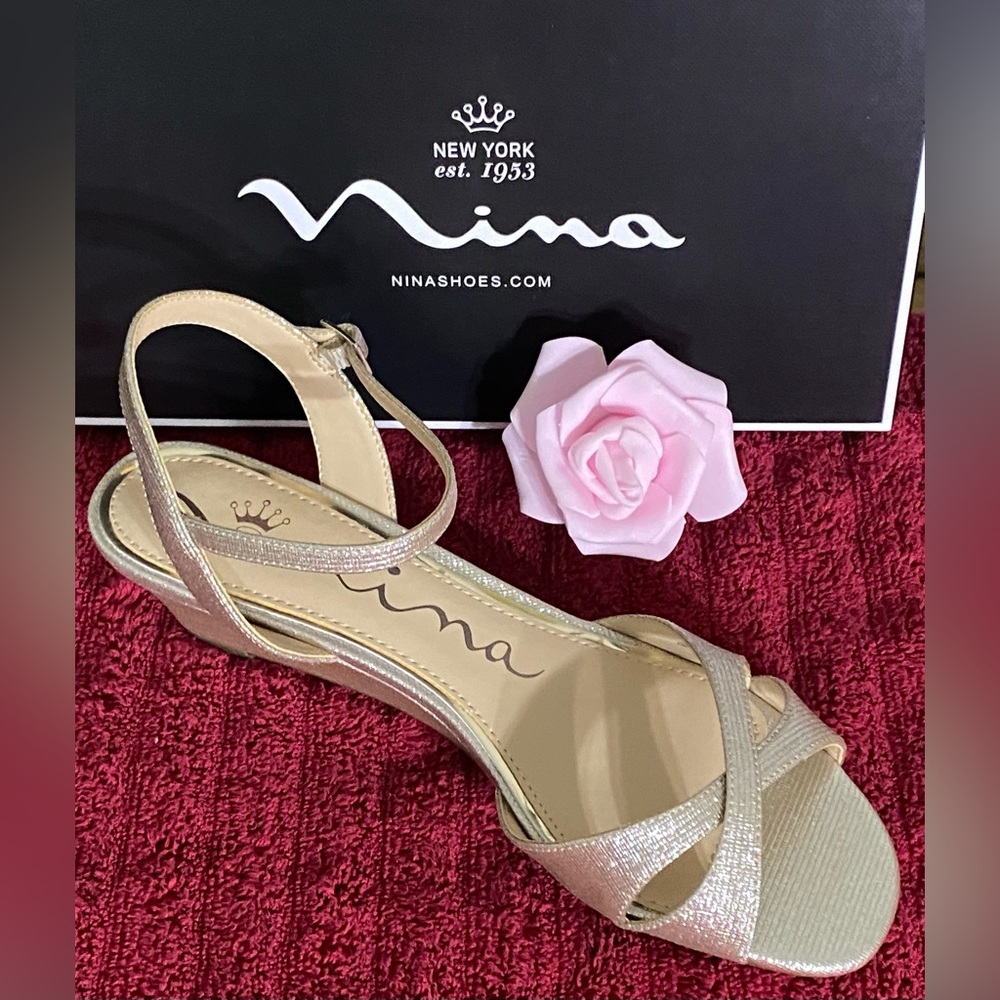 NEW… WOMENS NINA METALLIC GLITTER ELEGANT WEDGE SANDALS. 8